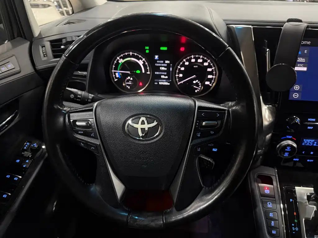 Toyota Vellfire — фото 8