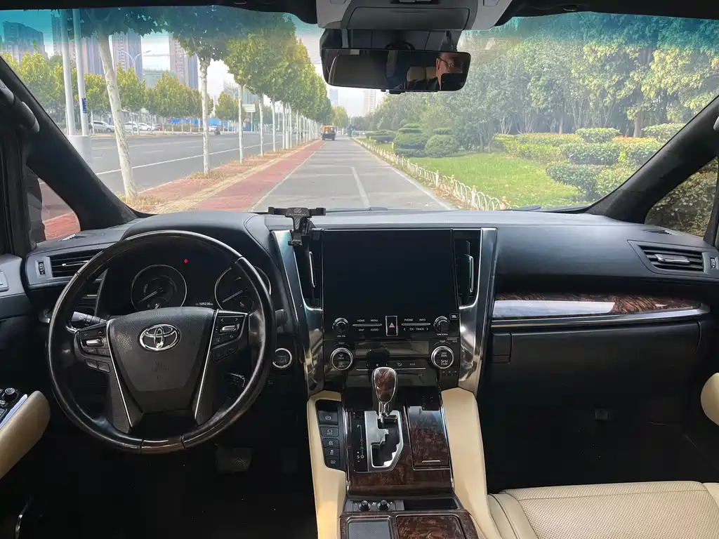 Toyota Alphard — фото 5