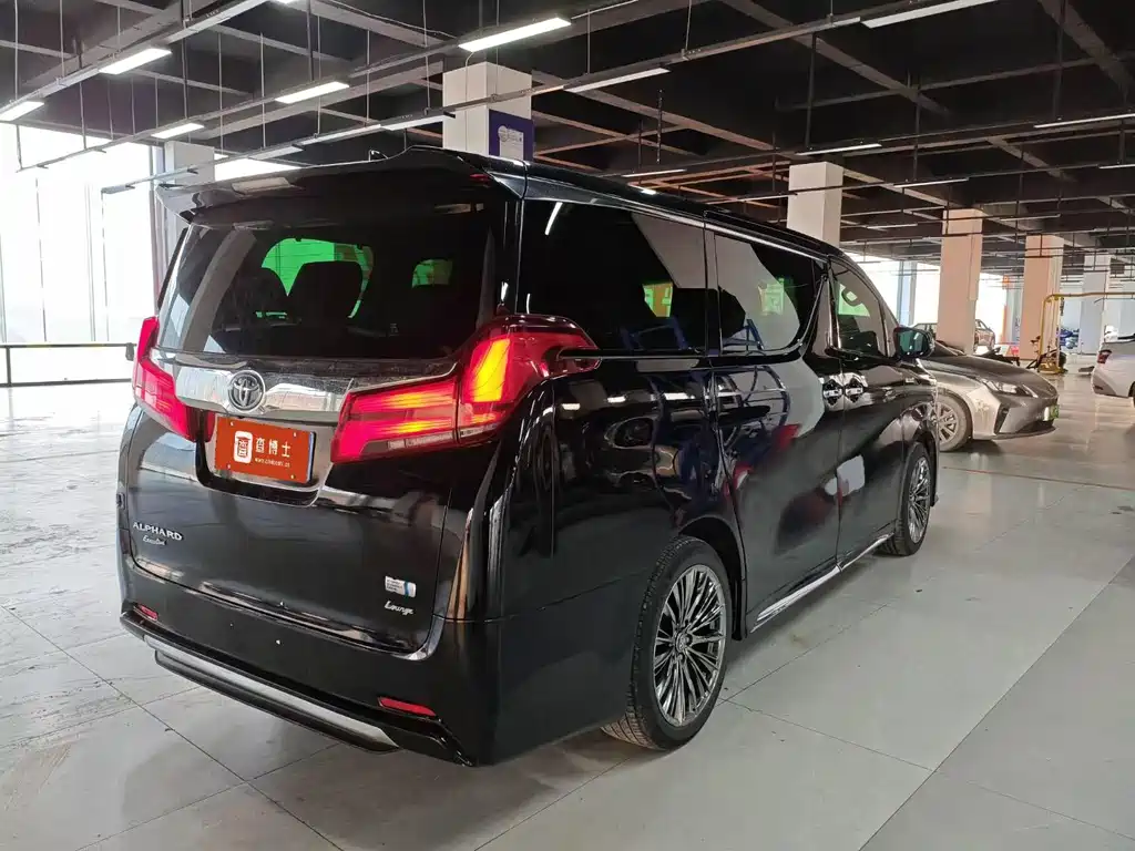 Toyota Alphard — фото 2