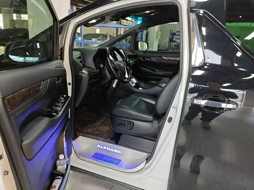 Toyota Alphard — фото 3