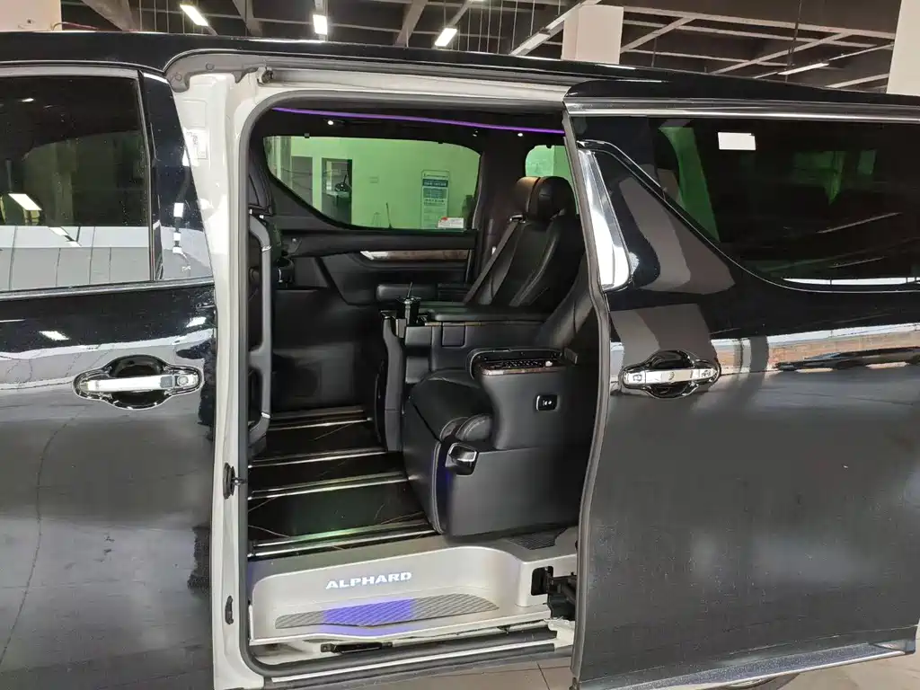Toyota Alphard — фото 4