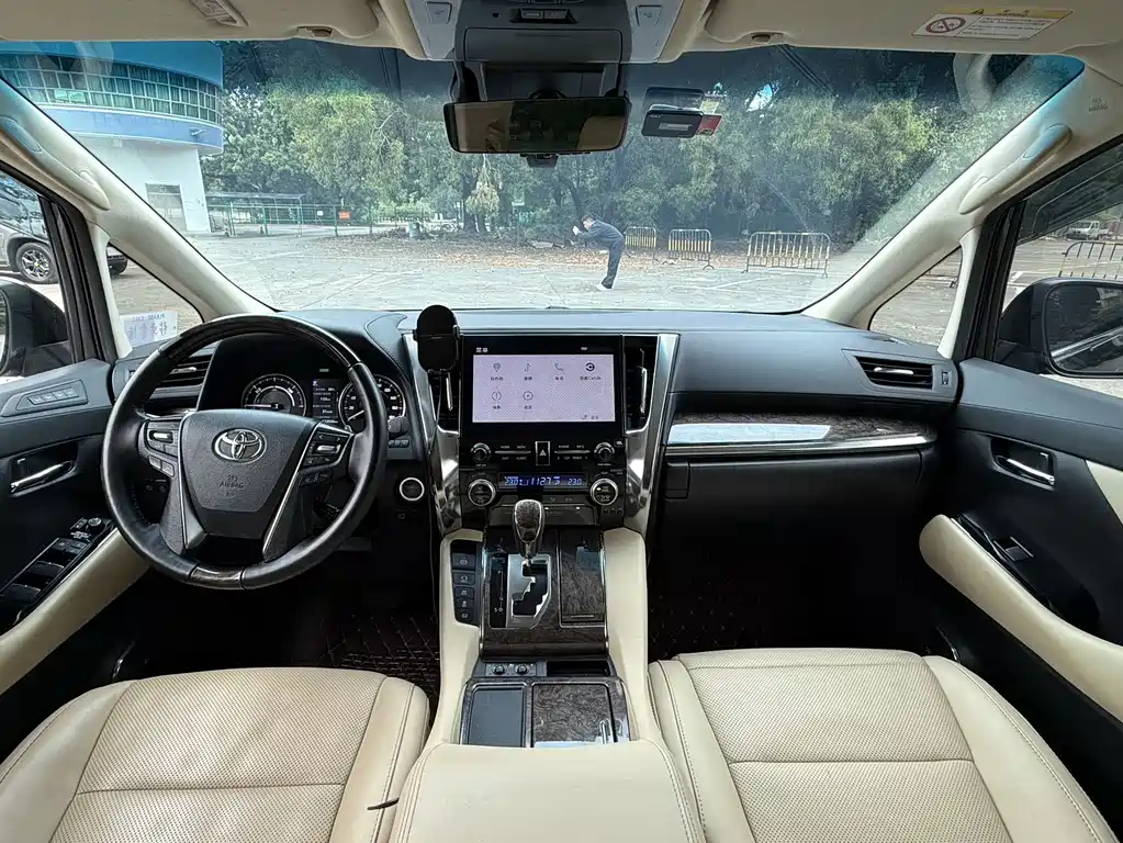 Toyota Vellfire — фото 6