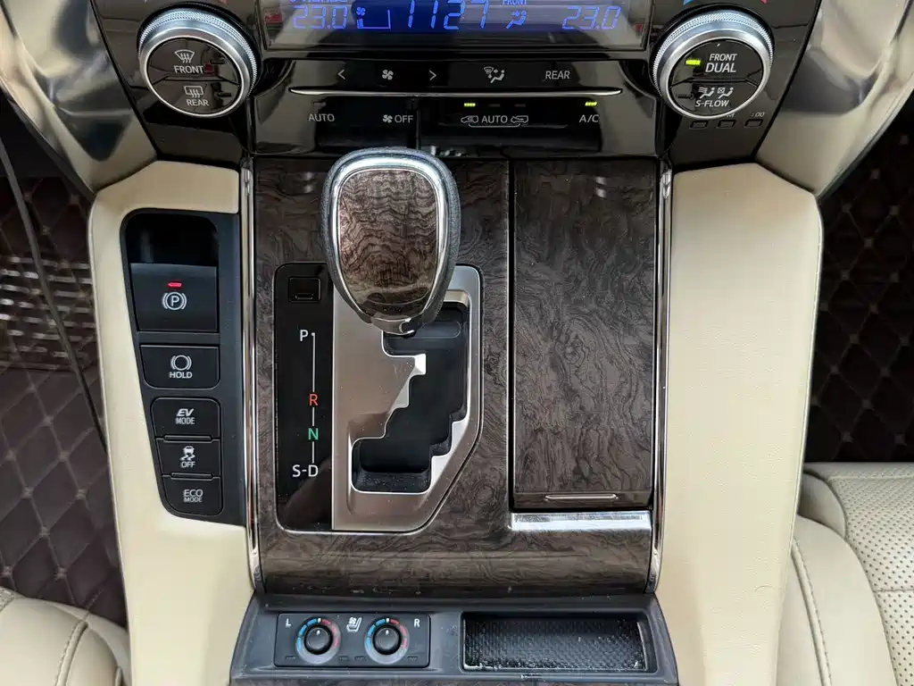 Toyota Vellfire — фото 7