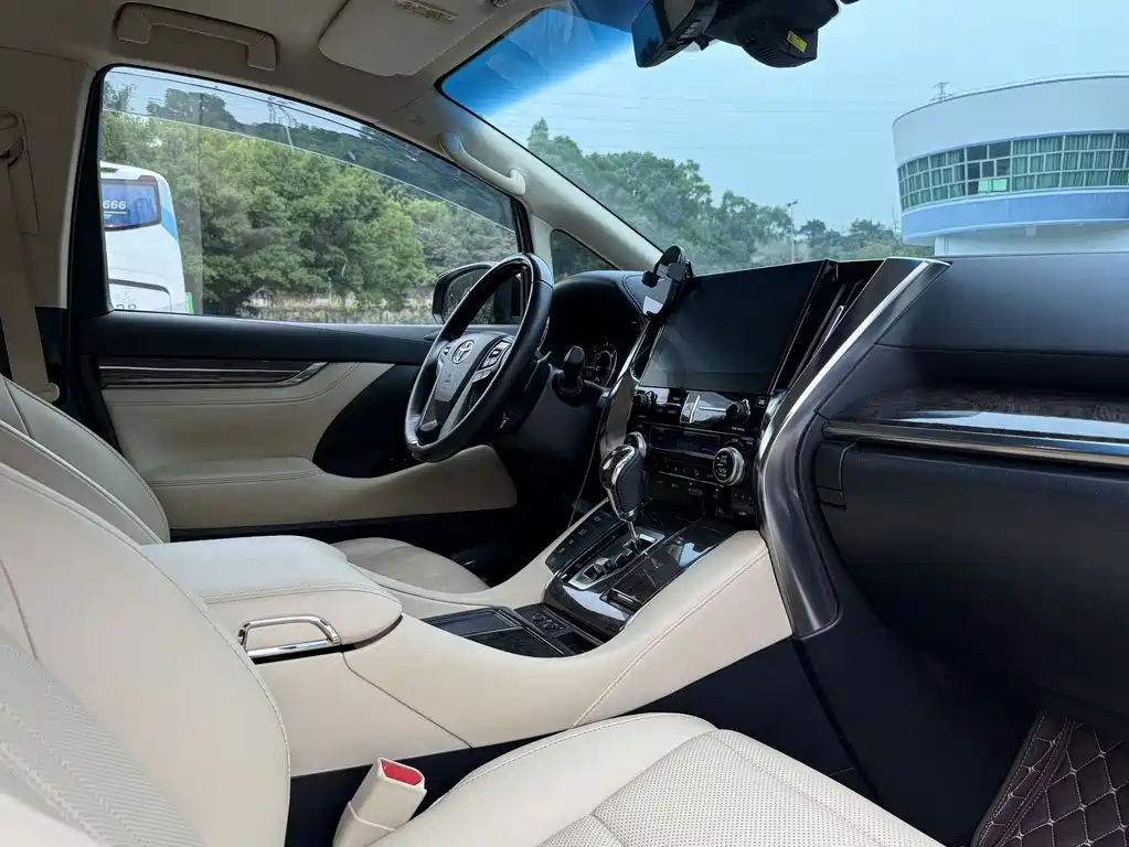 Toyota Vellfire — фото 8