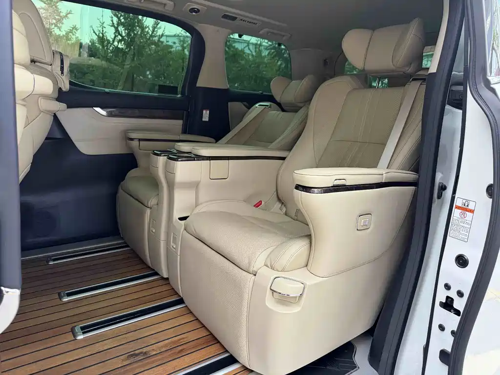 Toyota Alphard — фото 3