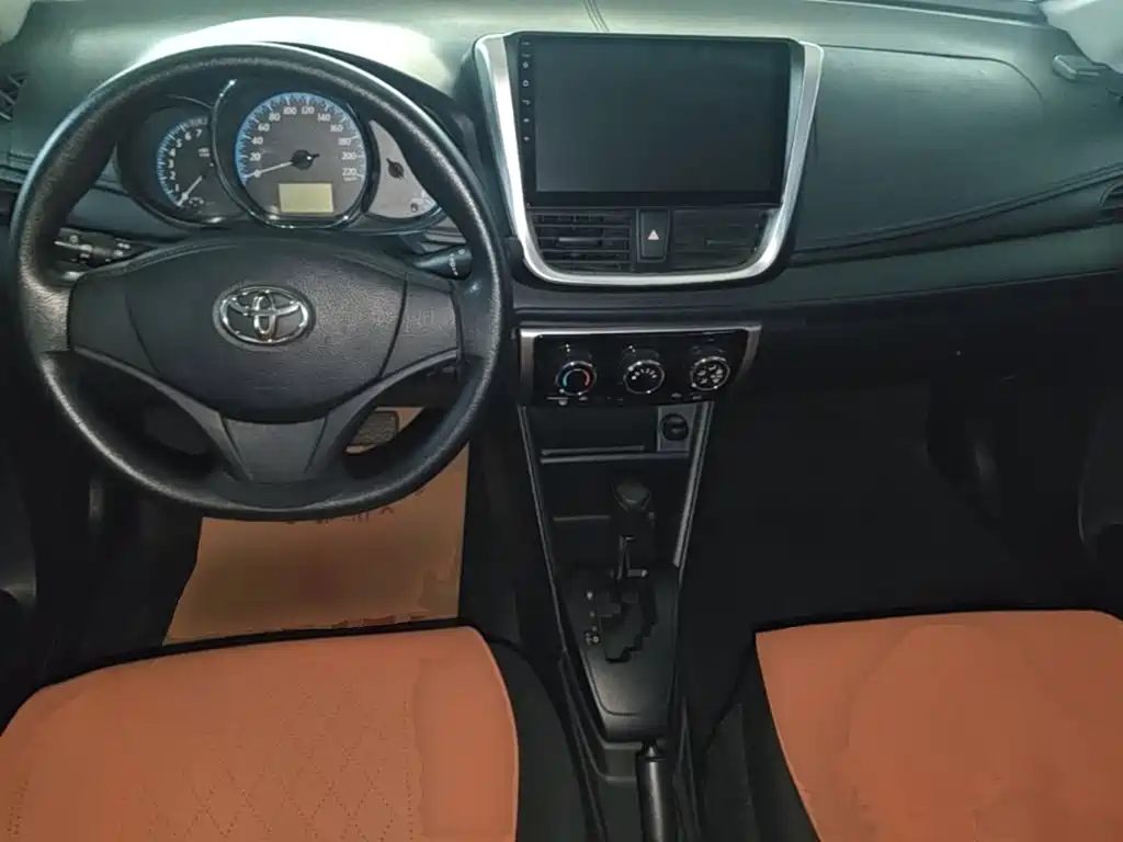 Toyota Yaris L — фото 9