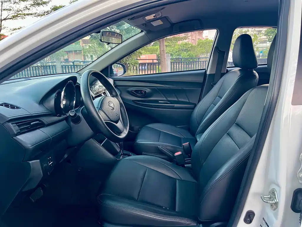Toyota Yaris L — фото 4