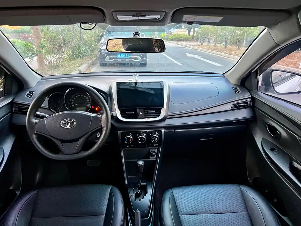 Toyota Yaris L — фото 5