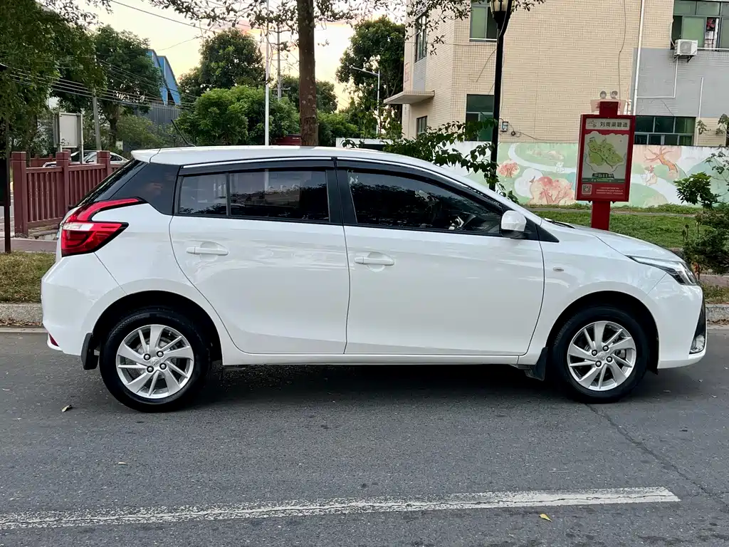 Toyota Yaris L — фото 8