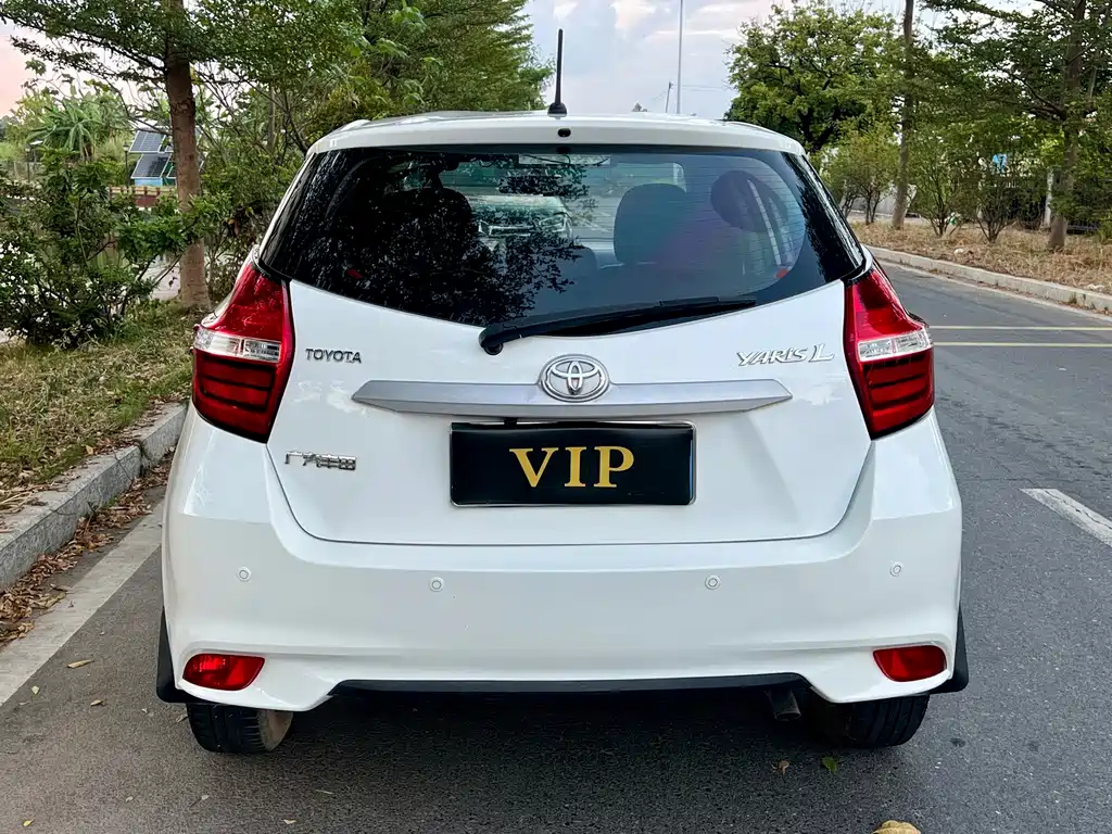 Toyota Yaris L — фото 10