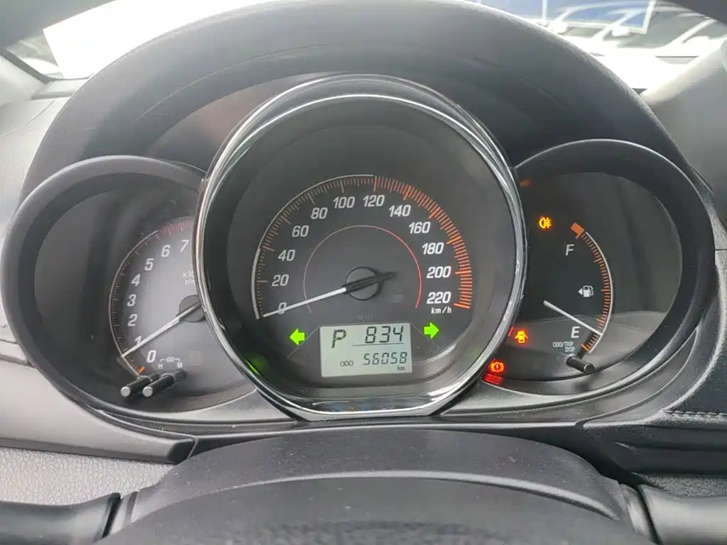 Toyota Yaris L — фото 11