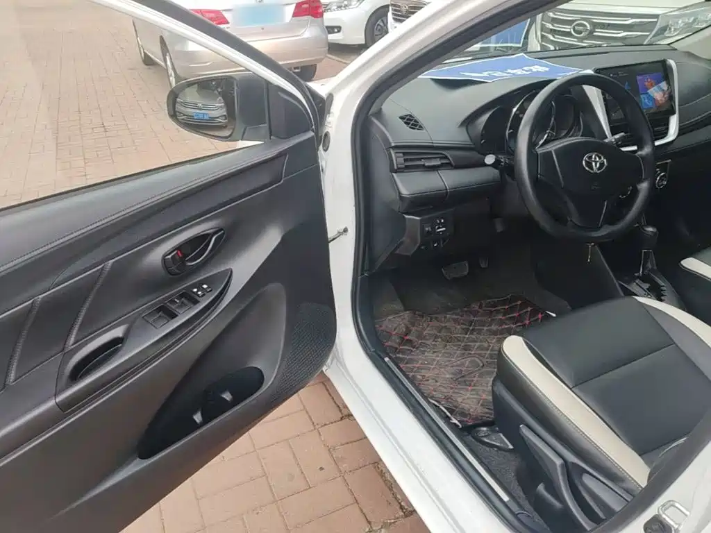 Toyota Yaris L — фото 15