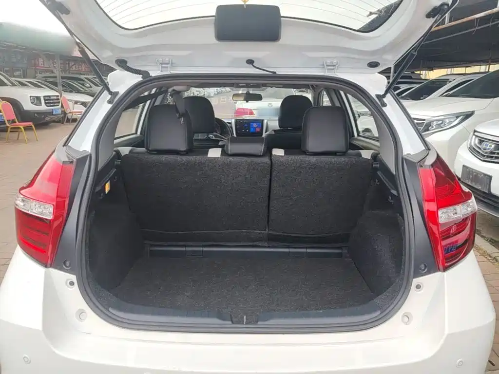 Toyota Yaris L — фото 18