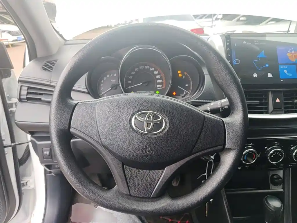 Toyota Yaris L — фото 10