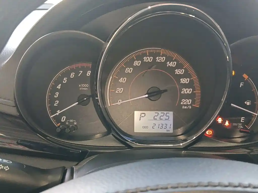 Toyota Yaris L — фото 11