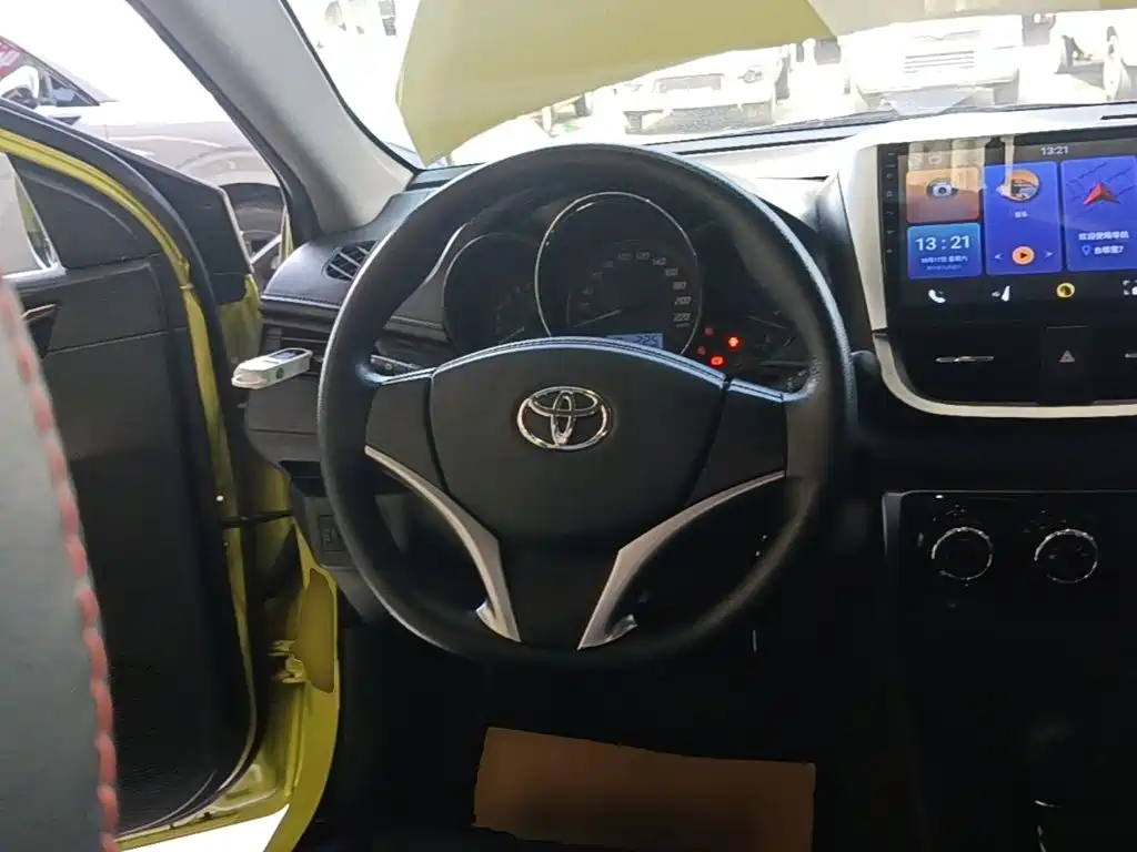 Toyota Yaris L — фото 10