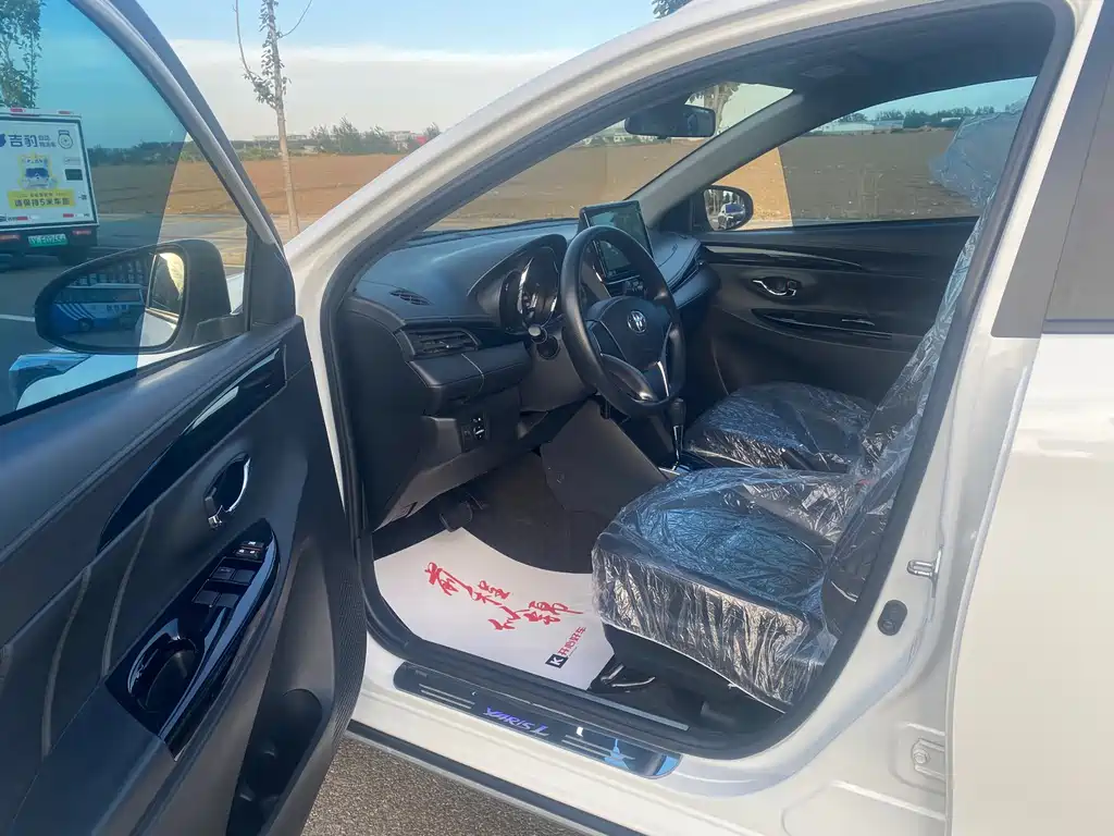 Toyota Yaris L — фото 4