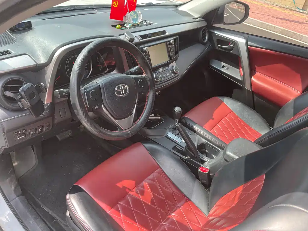 Toyota RAV4 — фото 4