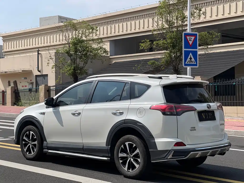 Toyota RAV4 — фото 7