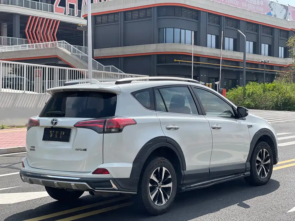 Toyota RAV4 — фото 9