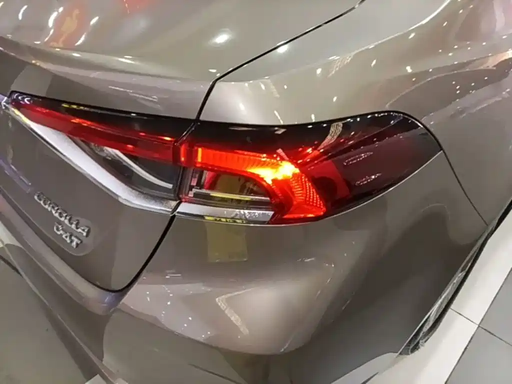 Toyota Corolla — фото 7