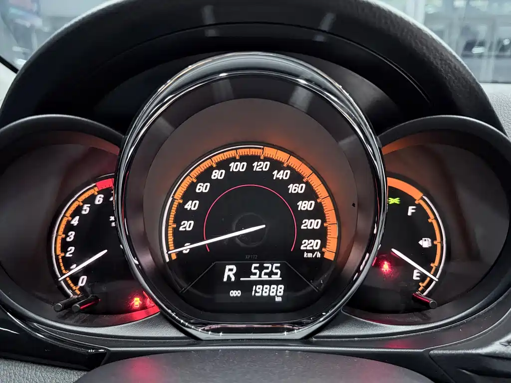 Toyota Yaris L — фото 13