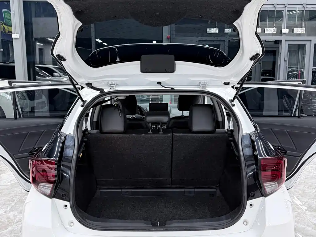 Toyota Yaris L — фото 18