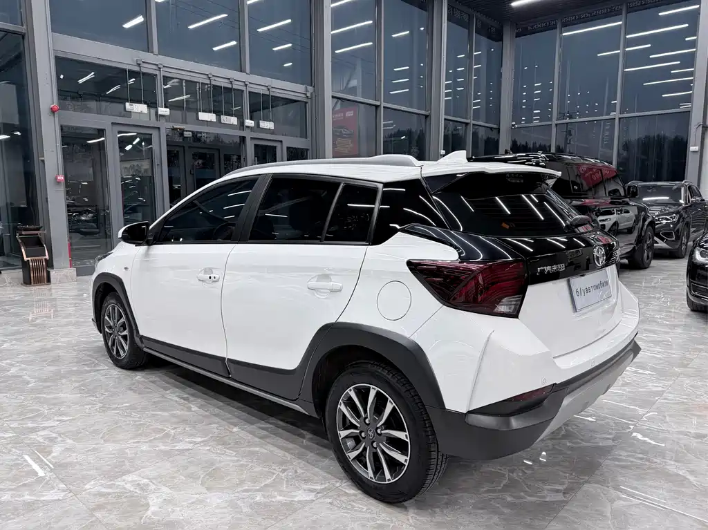 Toyota Yaris L — фото 4