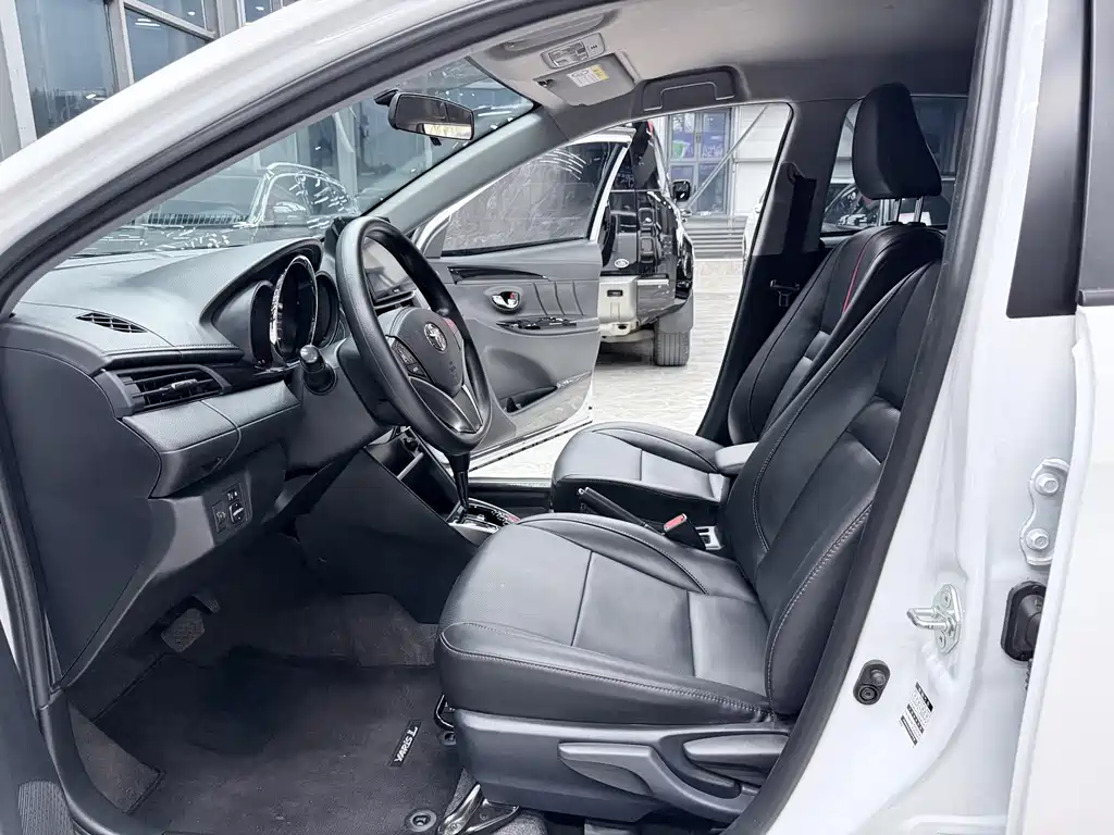 Toyota Yaris L — фото 8