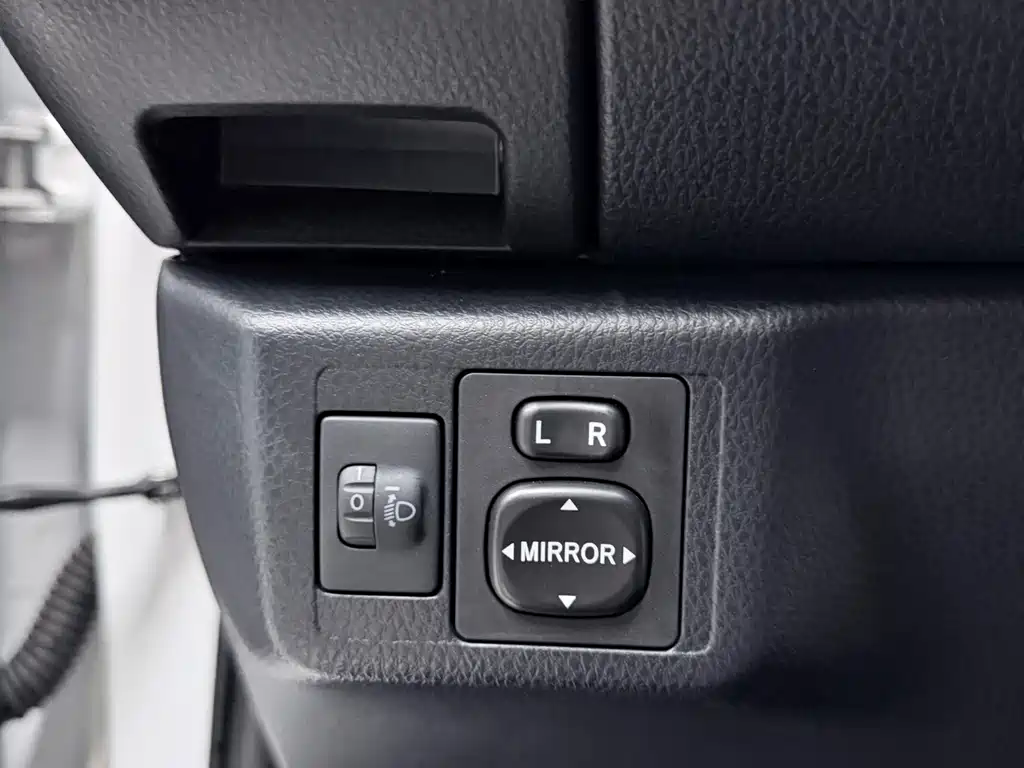 Toyota Yaris L — фото 9