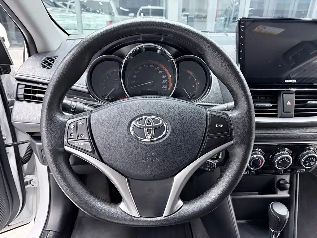 Toyota Yaris L — фото 10