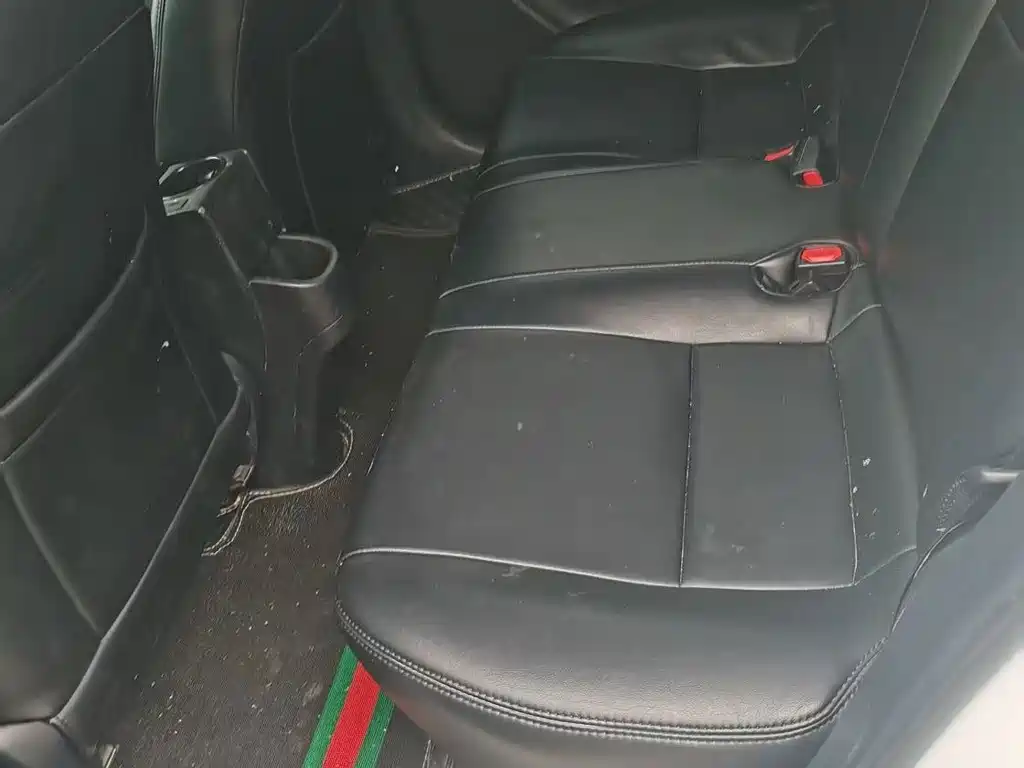 Toyota Yaris L — фото 4