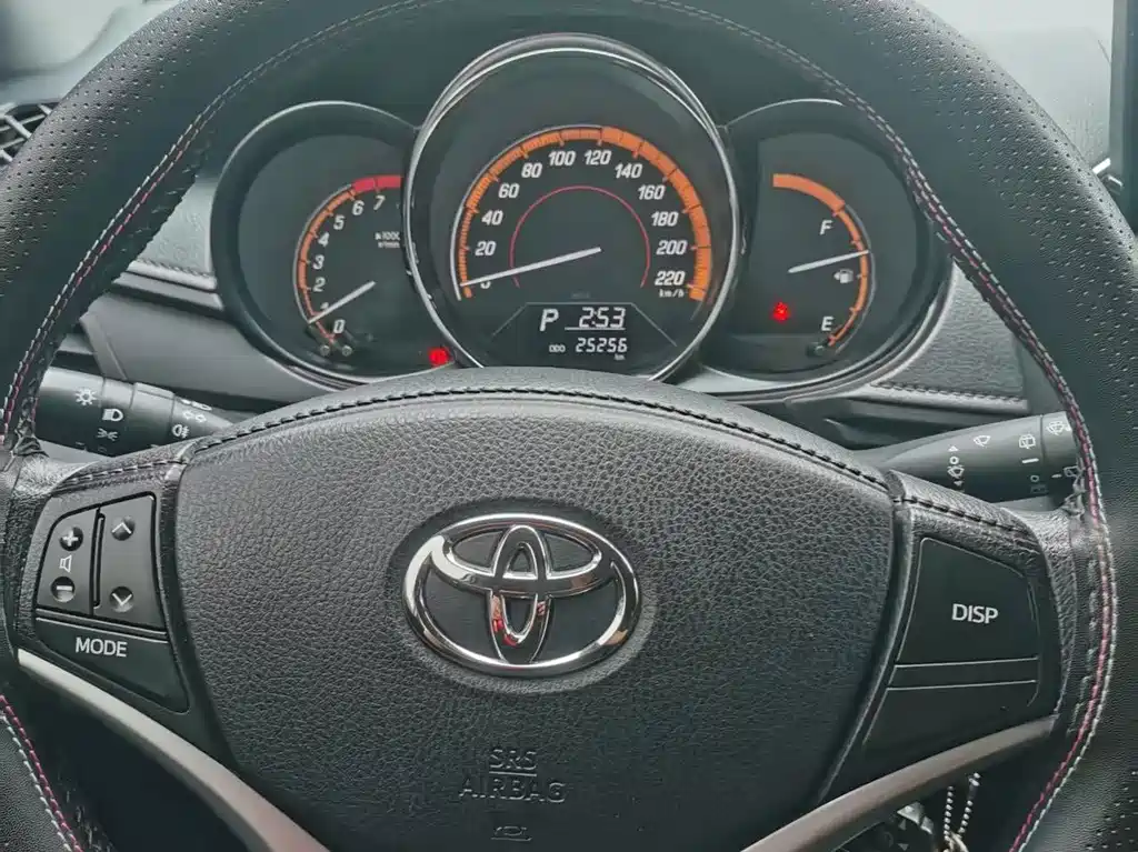 Toyota Yaris L — фото 6