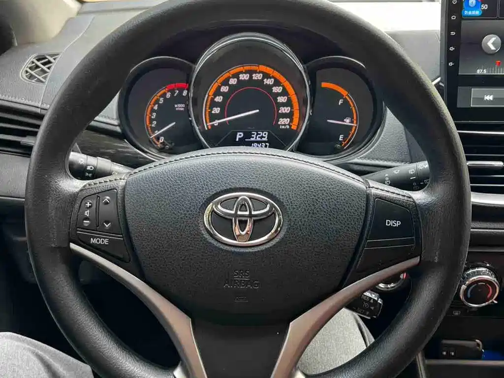 Toyota Yaris L — фото 11