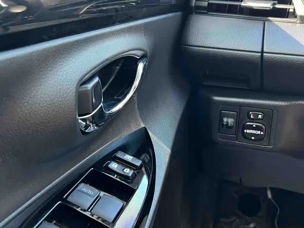 Toyota Yaris L — фото 13