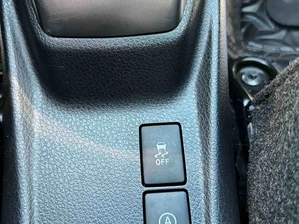 Toyota Yaris L — фото 14