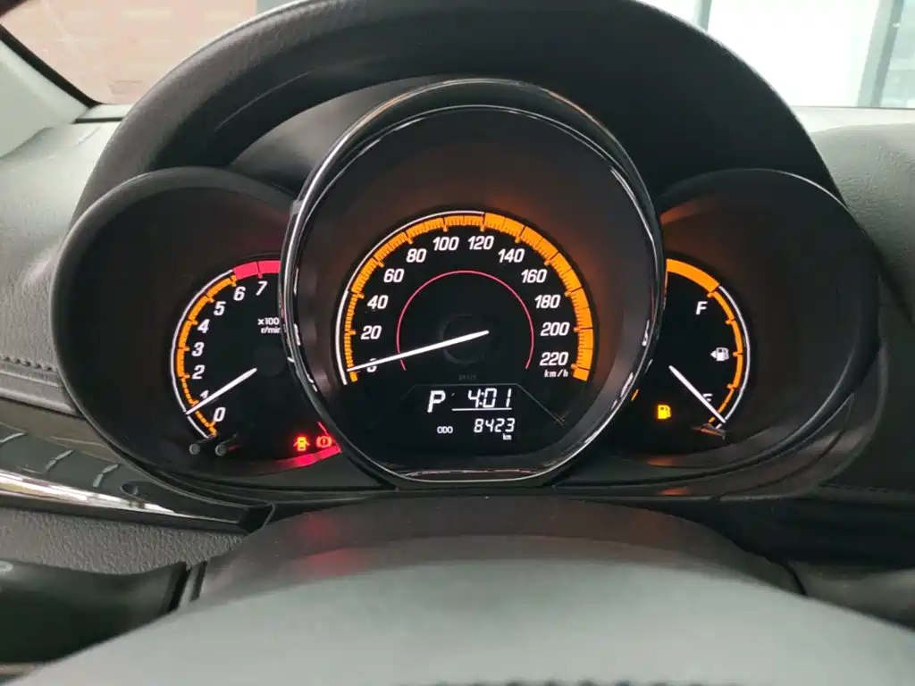 Toyota Yaris L — фото 11
