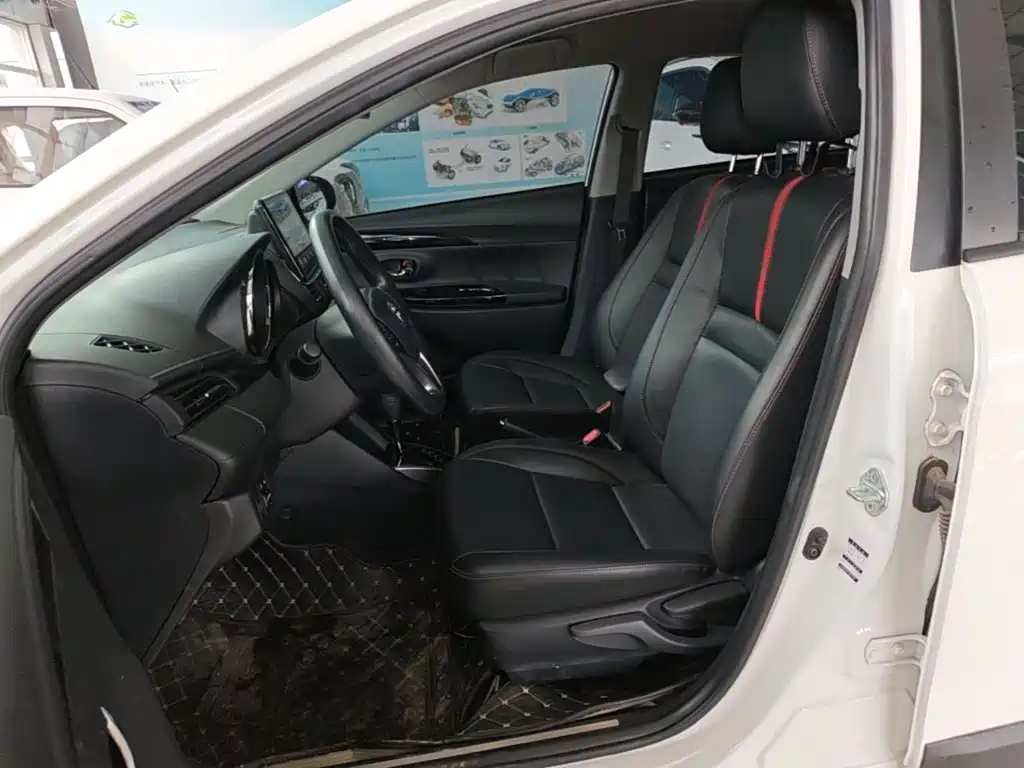 Toyota Yaris L — фото 14