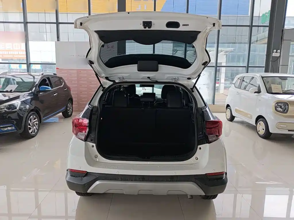 Toyota Yaris L — фото 18