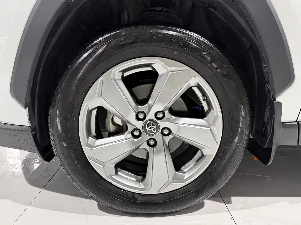 Toyota RAV4 — фото 11