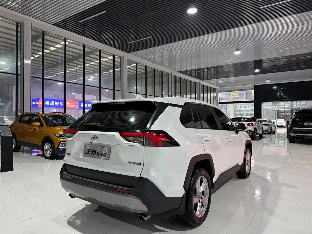 Toyota RAV4 — фото 5