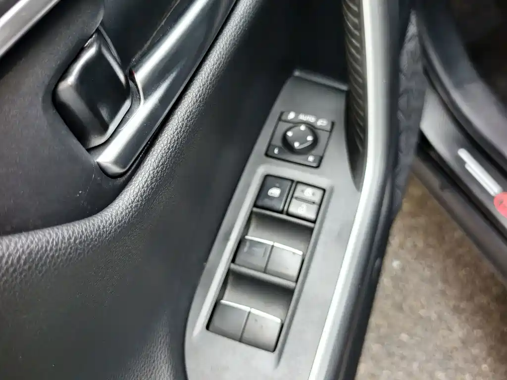 Toyota Wildlander — фото 10