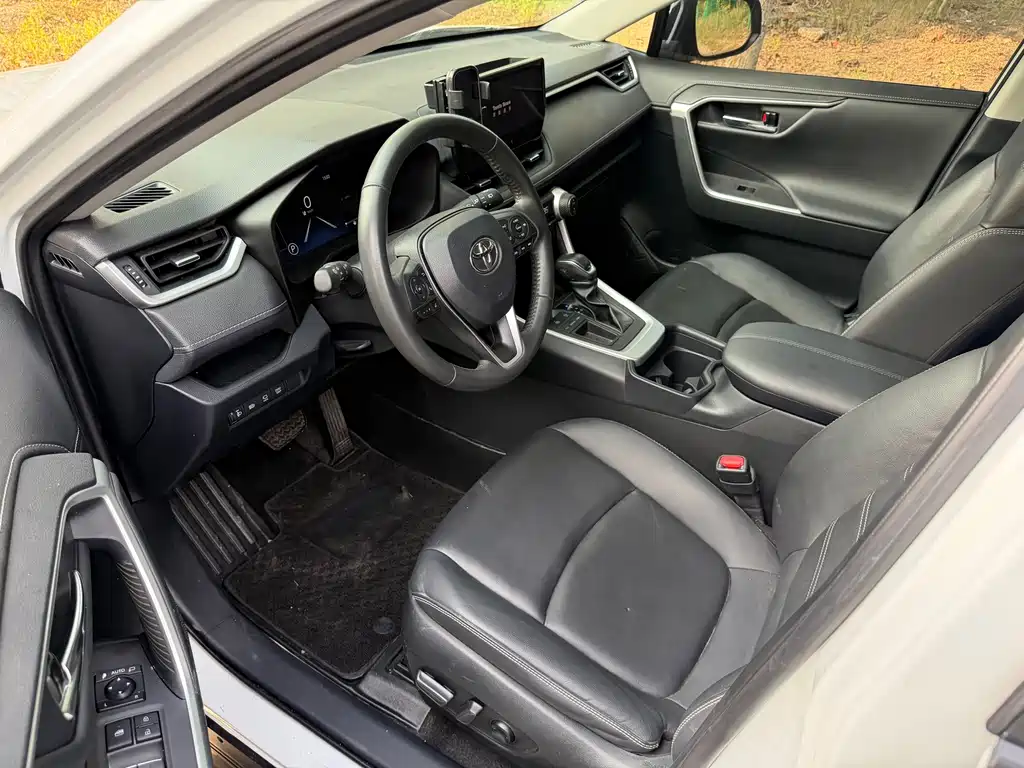 Toyota RAV4 — фото 3