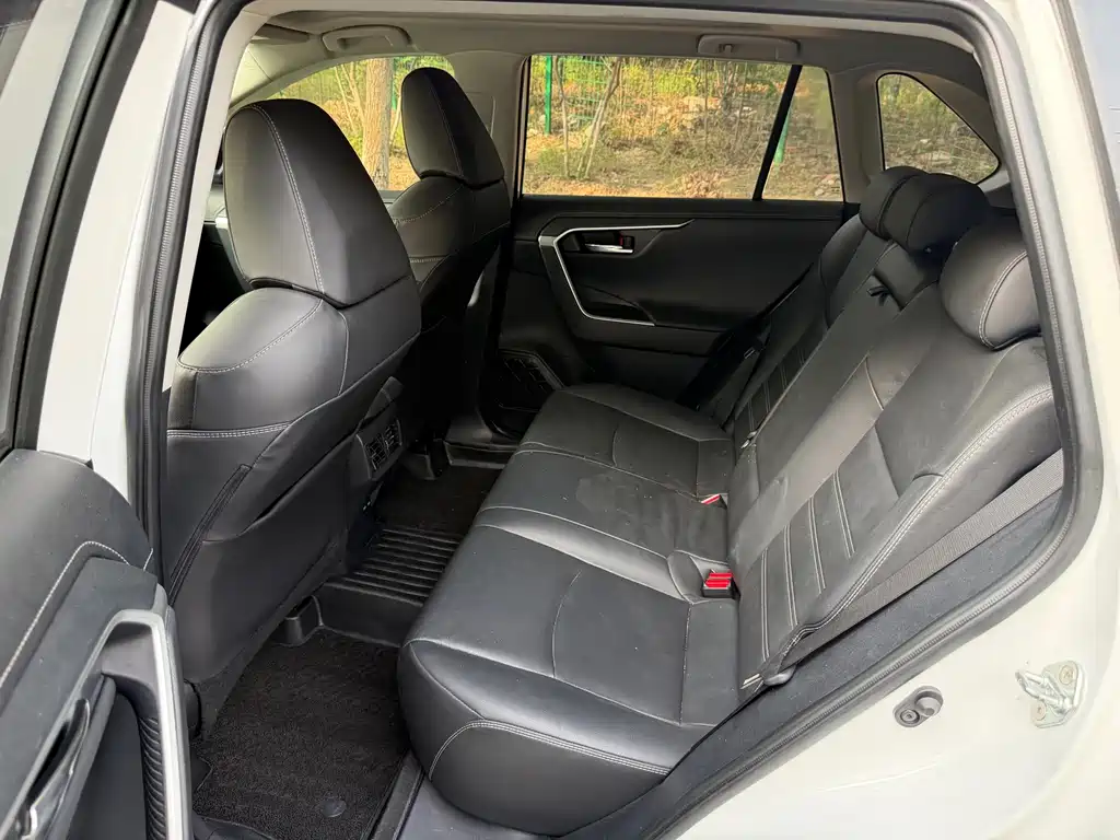 Toyota RAV4 — фото 4