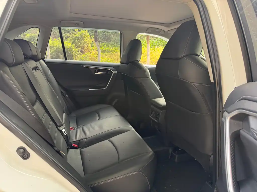 Toyota RAV4 — фото 6