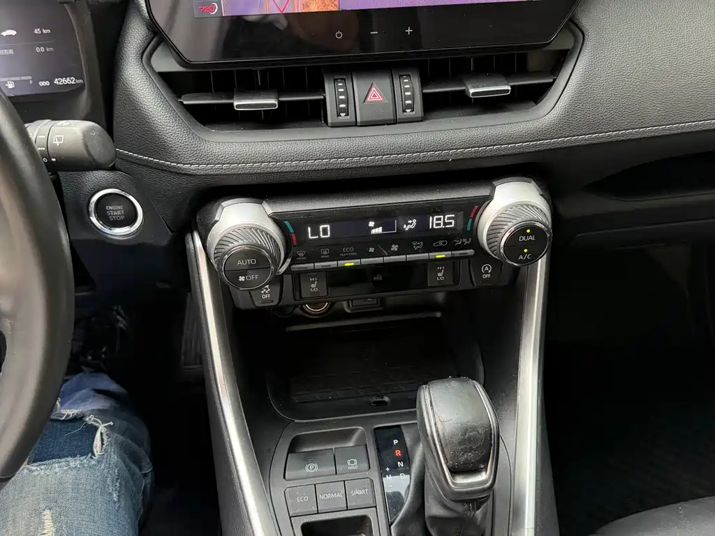 Toyota RAV4 — фото 8