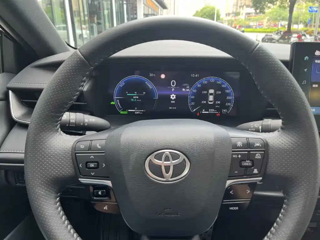 Toyota Camry — фото 5