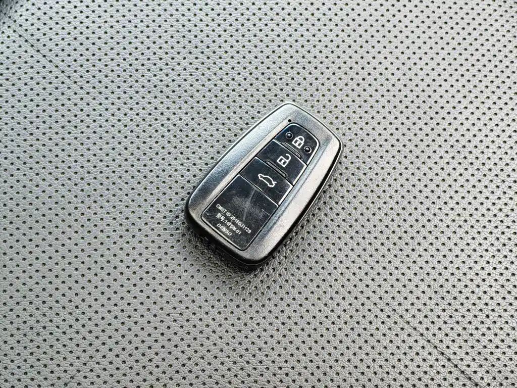Toyota Camry — фото 18