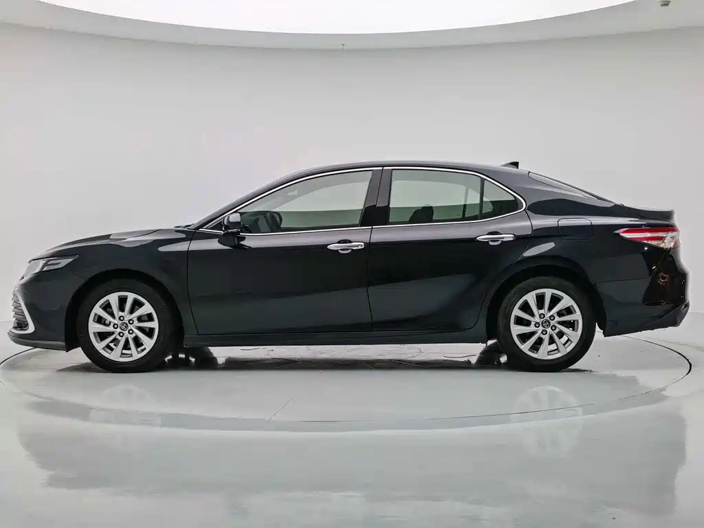 Toyota Camry — фото 7