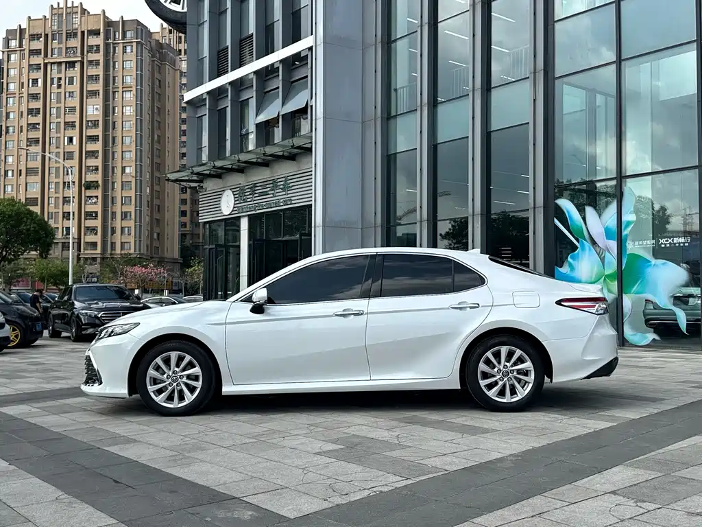 Toyota Camry — фото 3